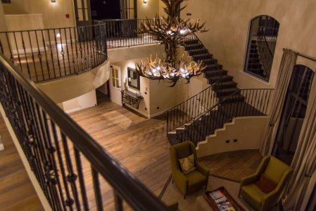 wta_1493_wta_1934_VYG_Venator_Lodge_Upstairs_overlook_chandalier_2-scaled-1