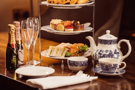 wta_2370_moet_moment_at_afternoon_tea