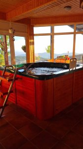 wta_2534_lodge hot tub (1)